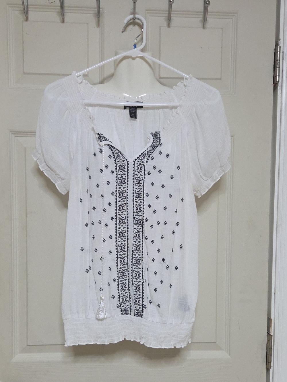 BCX White Short-Sleeve Peasant Blouse with Black Embroidery Medium Sz.
